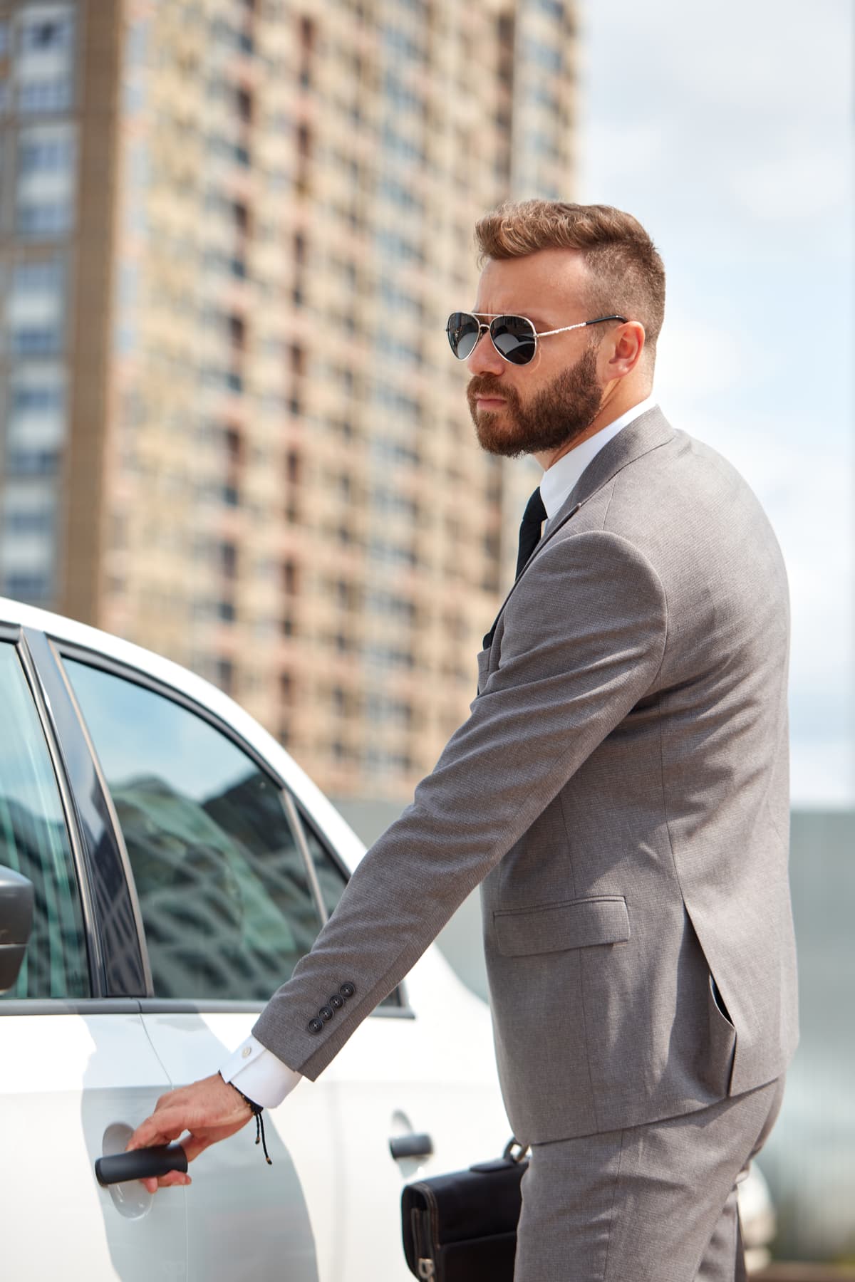 Personas sonriendo junto a un auto